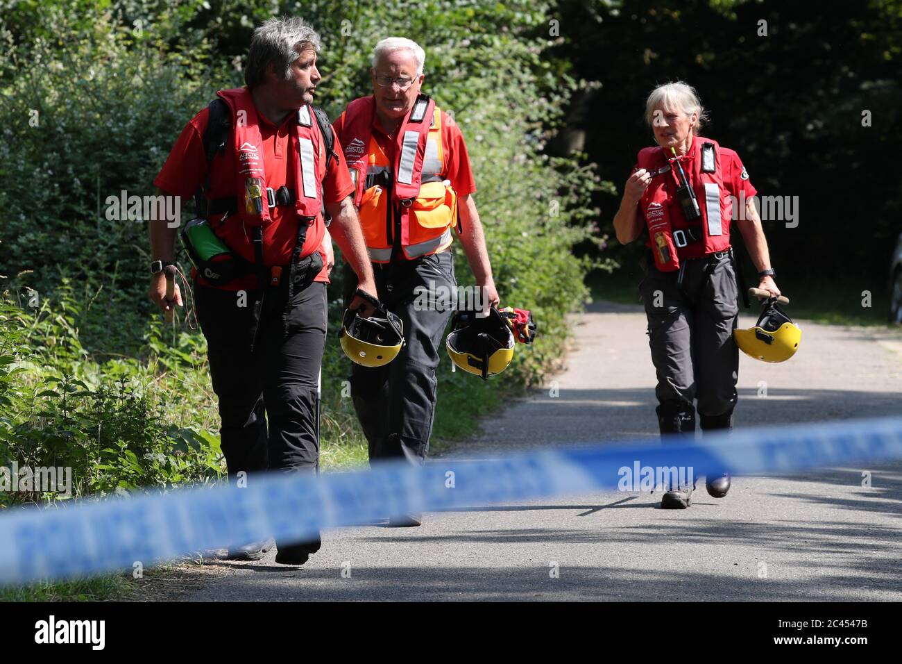 Mitglieder eines Such- und Rettungsteams machen den Weg nach Odney Weir in der Nähe von Cookham in Berkshire inmitten berichtet, dass ein Mann nach dem Gehen ins Wasser vermisst wird. Stockfoto