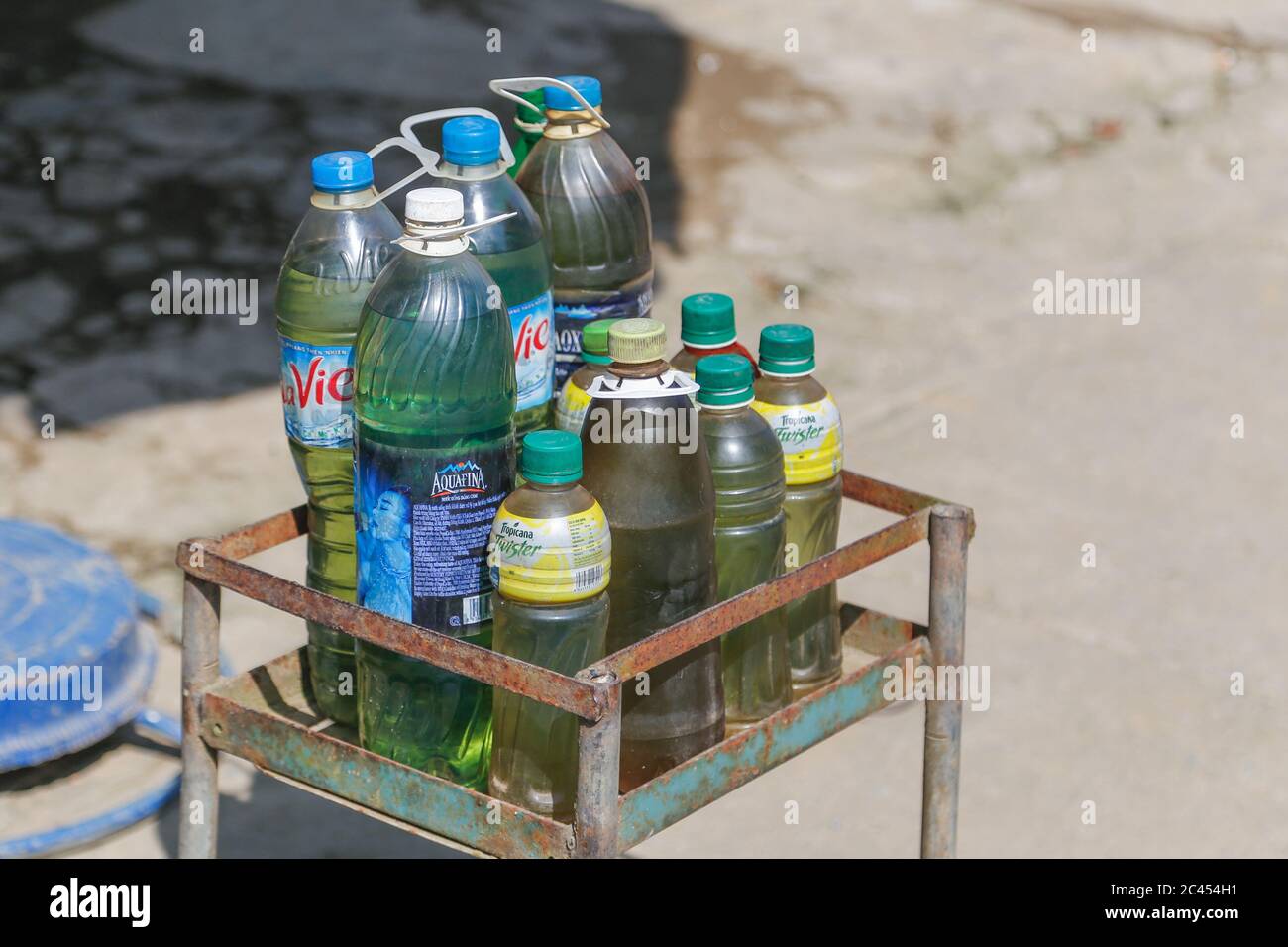 SAPA, VIETNAM - 22. MÄRZ 2017: Verschiedene Flaschen mit Benzin vor einem  Geschäft in Sapa Vietnam. Dies ist eine übliche Weise, dass Kraftstoff pa  präsentiert wird Stockfotografie - Alamy