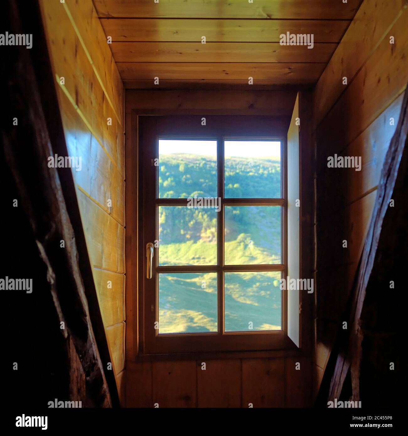 Fenster geöffnet auf einer Landschaft, Cantal, Auvergne, Frankreich Stockfoto