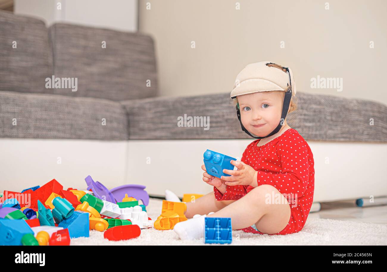 Kind Mädchen spielen in bunten Spielzeugblöcken und Würfel. Stockfoto