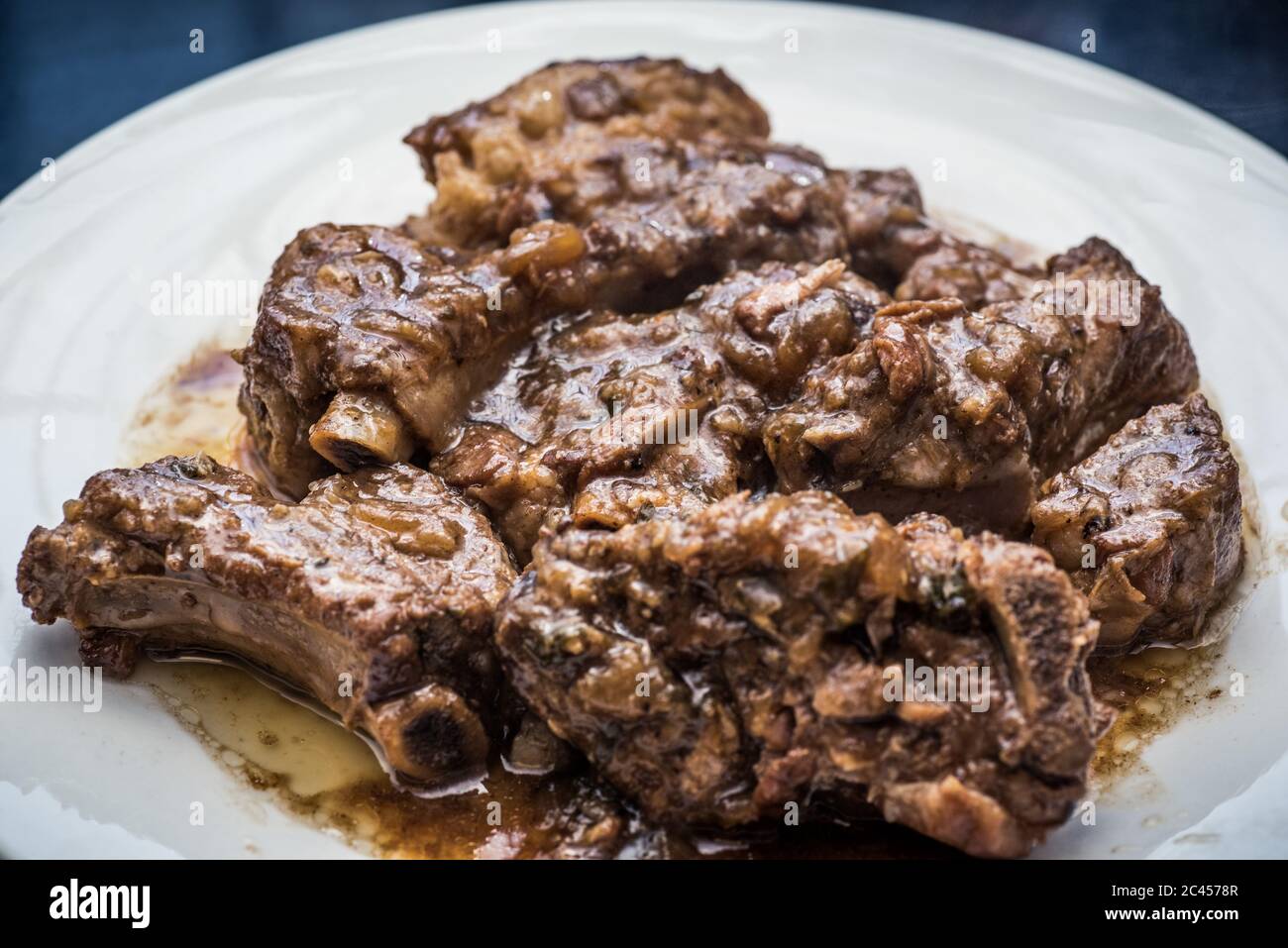 Nahaufnahme eines Tellers mit schmackhaft gekochtem fettigem Rindfleisch Stockfoto