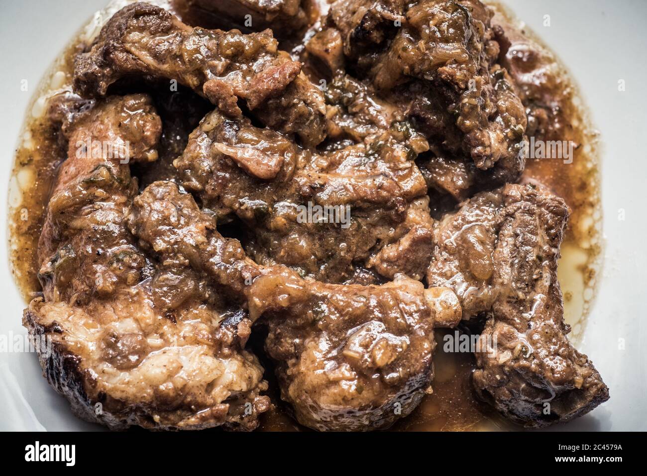 Nahaufnahme eines Tellers mit schmackhaft gekochtem fettigem Rindfleisch Stockfoto