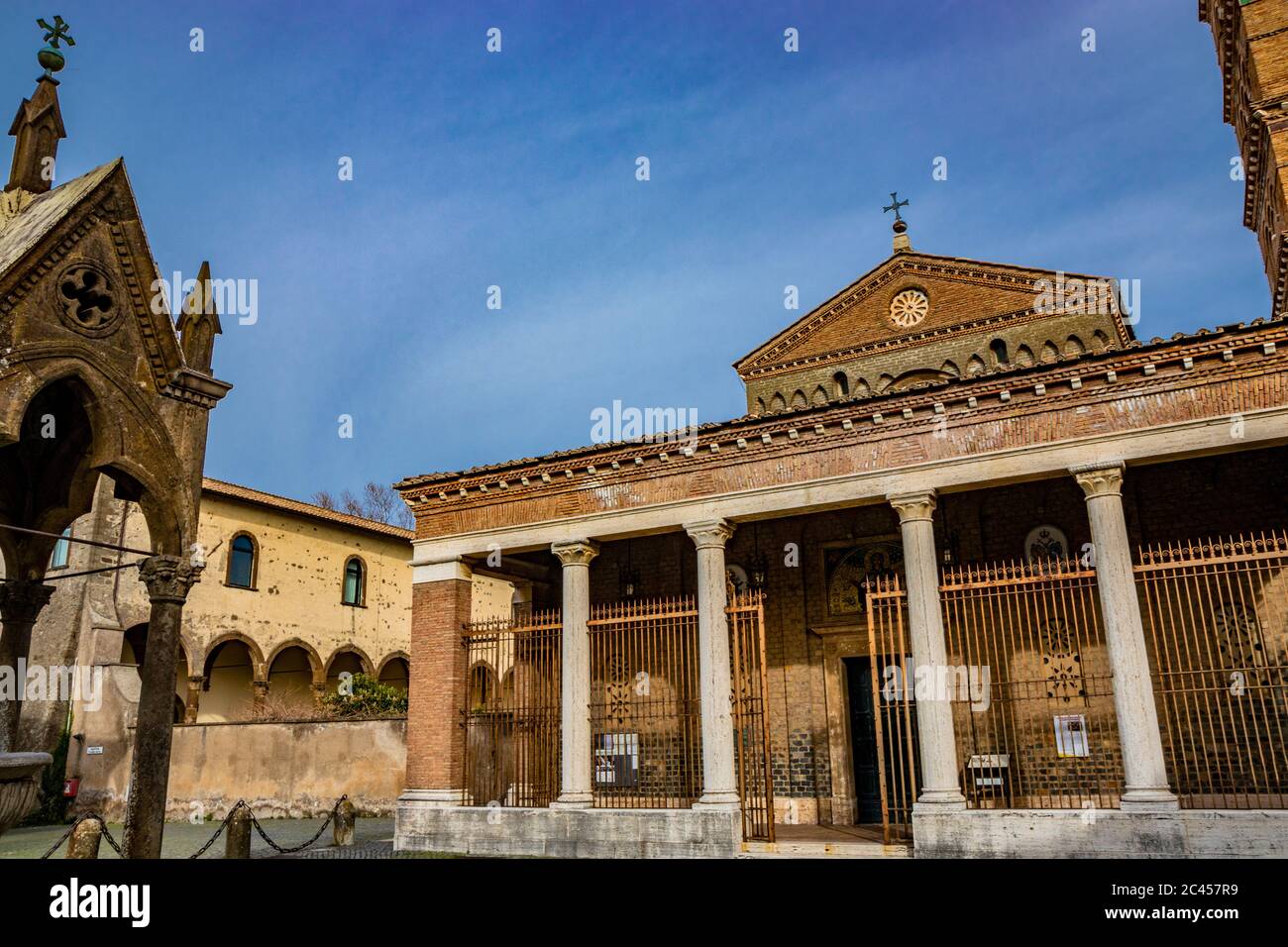 Die Kirche, der Glockenturm und der liturgische Brunnen 