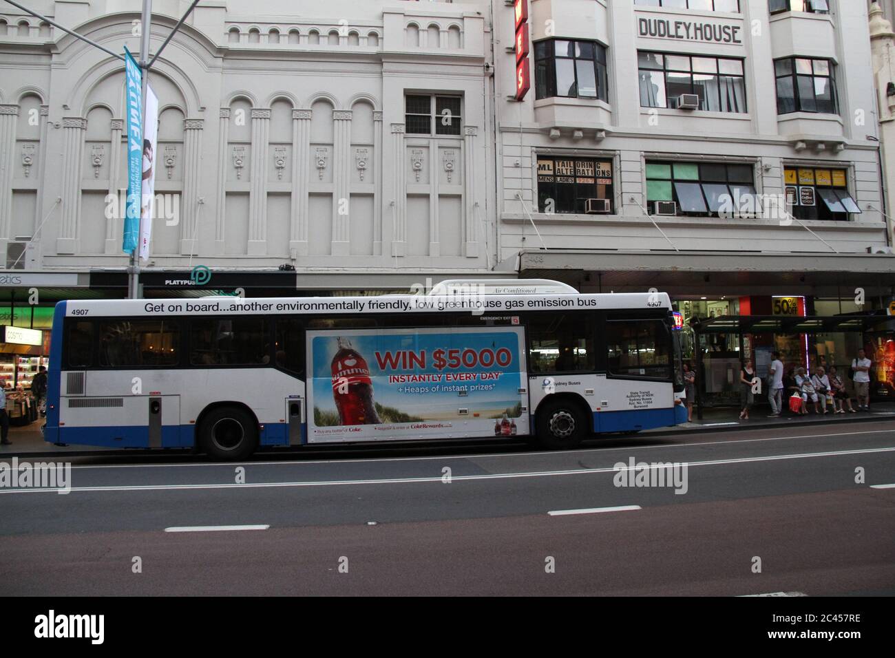 Ein Bus hält an einer Bushaltestelle entlang der George Street im zentralen Geschäftsviertel von Sydney. Stockfoto