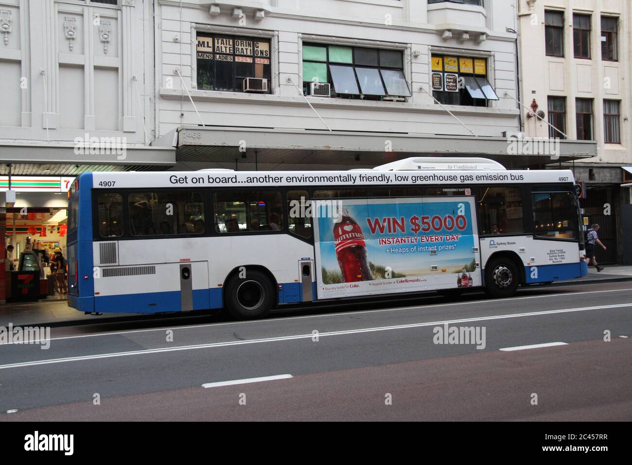 Ein Bus hält an einer Bushaltestelle entlang der George Street im zentralen Geschäftsviertel von Sydney. Stockfoto