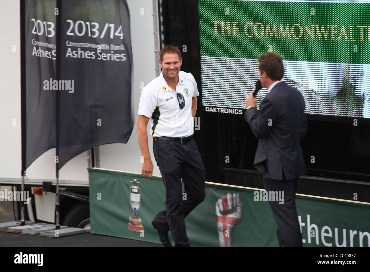 Der australische Cricketspieler Ryan Harris wird auf der Bühne vor dem Sydney Opera House interviewt, als die Aussies ihren Ashes Test Sieg 5-0 feierten Stockfoto