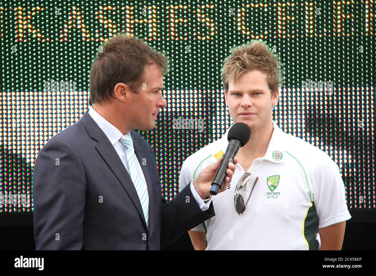 Der australische Cricketspieler Steve Smith wird auf der Bühne vor dem Sydney Opera House interviewt, als die Aussies ihren Ashes Test Sieg 5-0 feierten Stockfoto