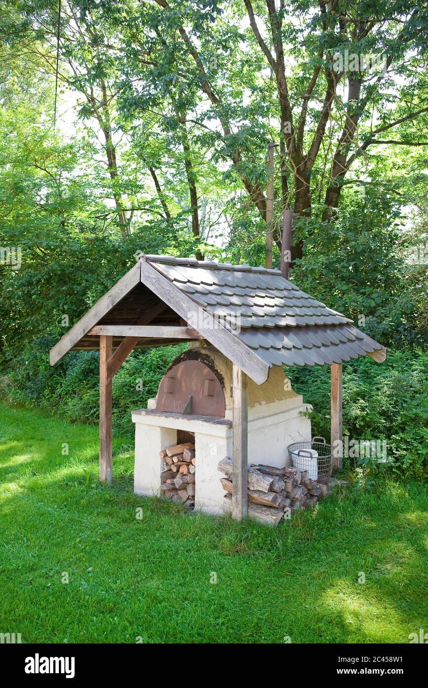 Holzbackofen im garten Fotos und Bildmaterial in hoher Auflösung Alamy
