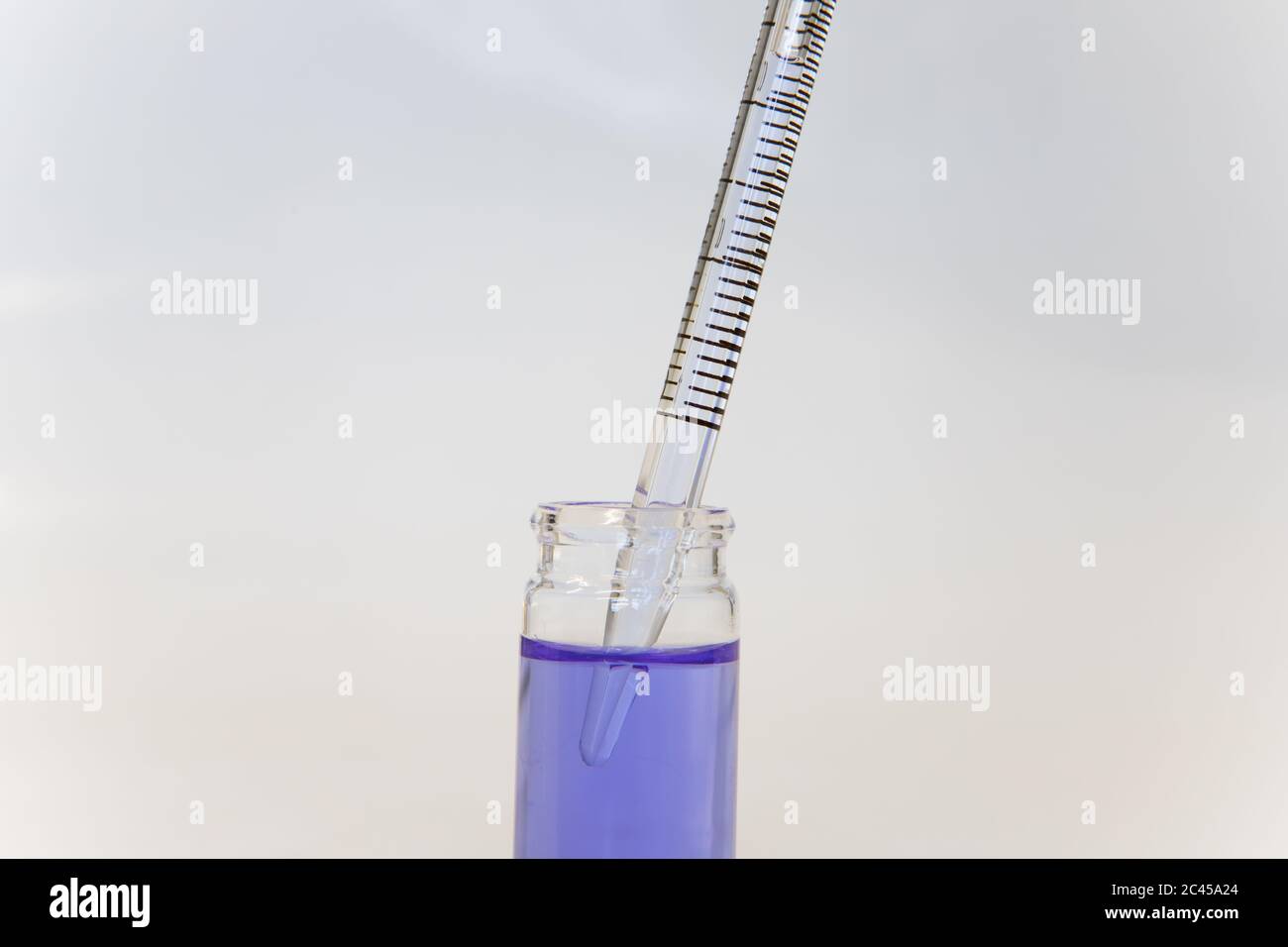 Verwendung einer Pipette in einem Chemielabor zur Analyse einer chemischen Lösung Stockfoto