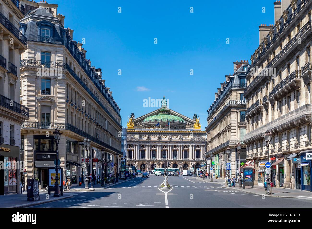 Paris, Frankreich - 22. Juni 2020: Palais Garnier, das Opernhaus von Paris, von der Pariser Opera Avenue aus gesehen Stockfoto