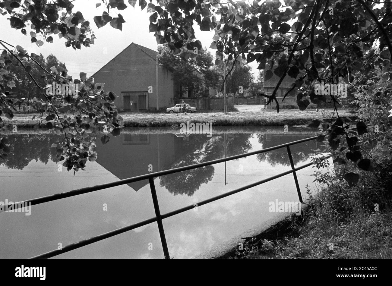 30. November 1985, Sachsen, Zwochau: Der Dorfteich in Zwochau (Kreis Delitzsch bei Leipzig) präsentiert sich Mitte der 1980er Jahre idyllisch. Genaues Aufnahmedatum nicht bekannt. Foto: Volkmar Heinz/dpa-Zentralbild/ZB Stockfoto