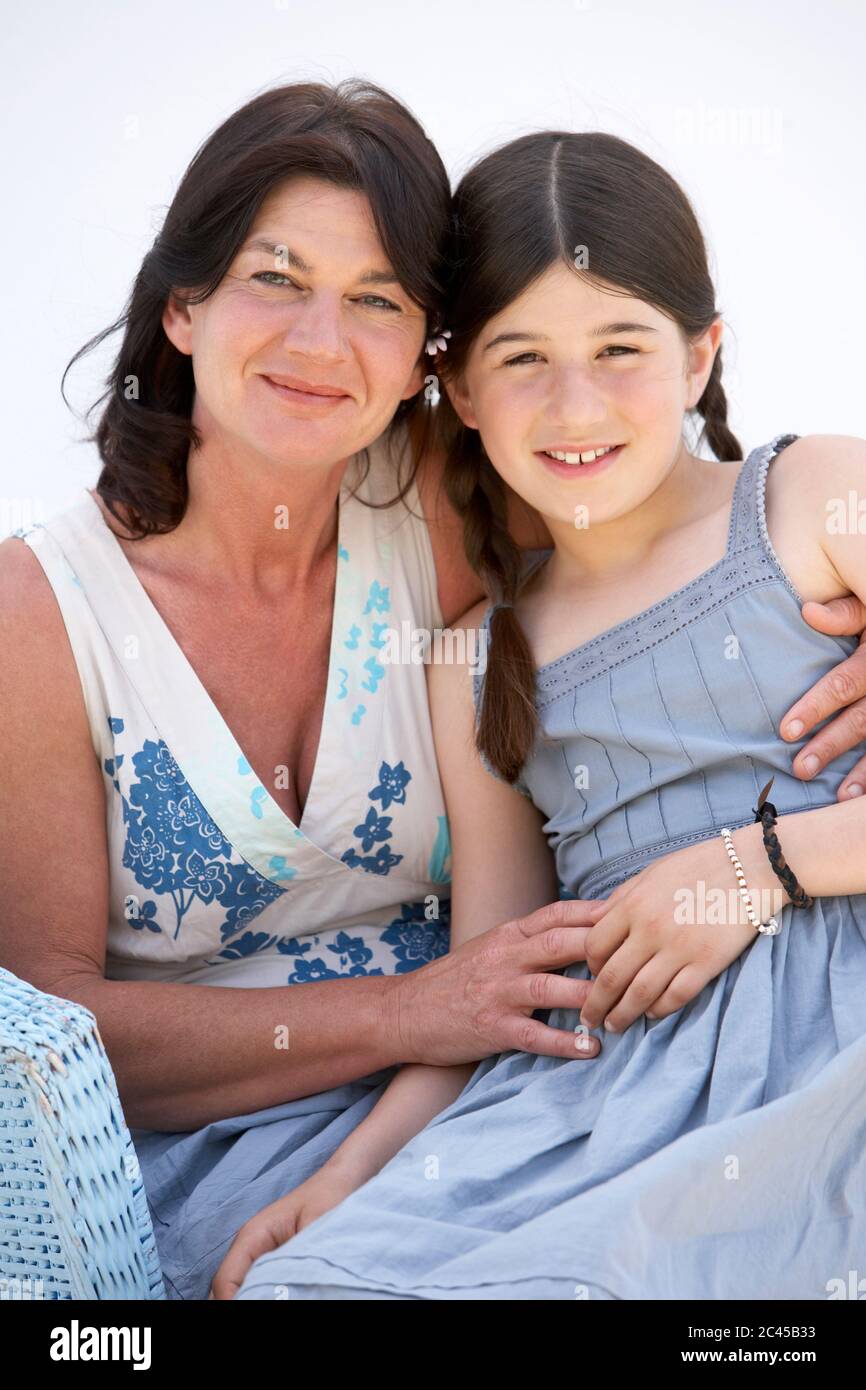 Glückliche Mutter umarmt ihre Tochter im Freien Stockfoto