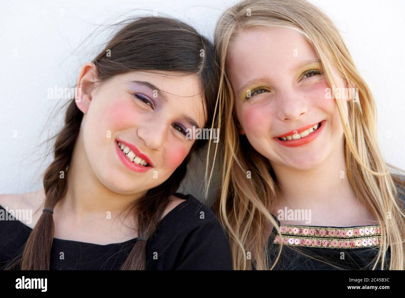 Zwei lächelnde Mädchen, Portrait Stockfoto