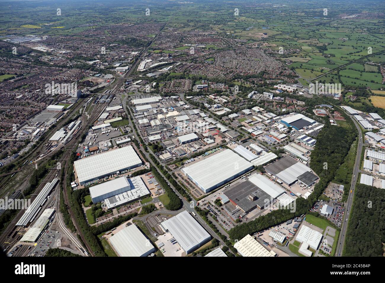 Luftaufnahme eines Industrieparks und Gewerbeparks auf der Ostseite von Crewe, Cheshire Stockfoto
