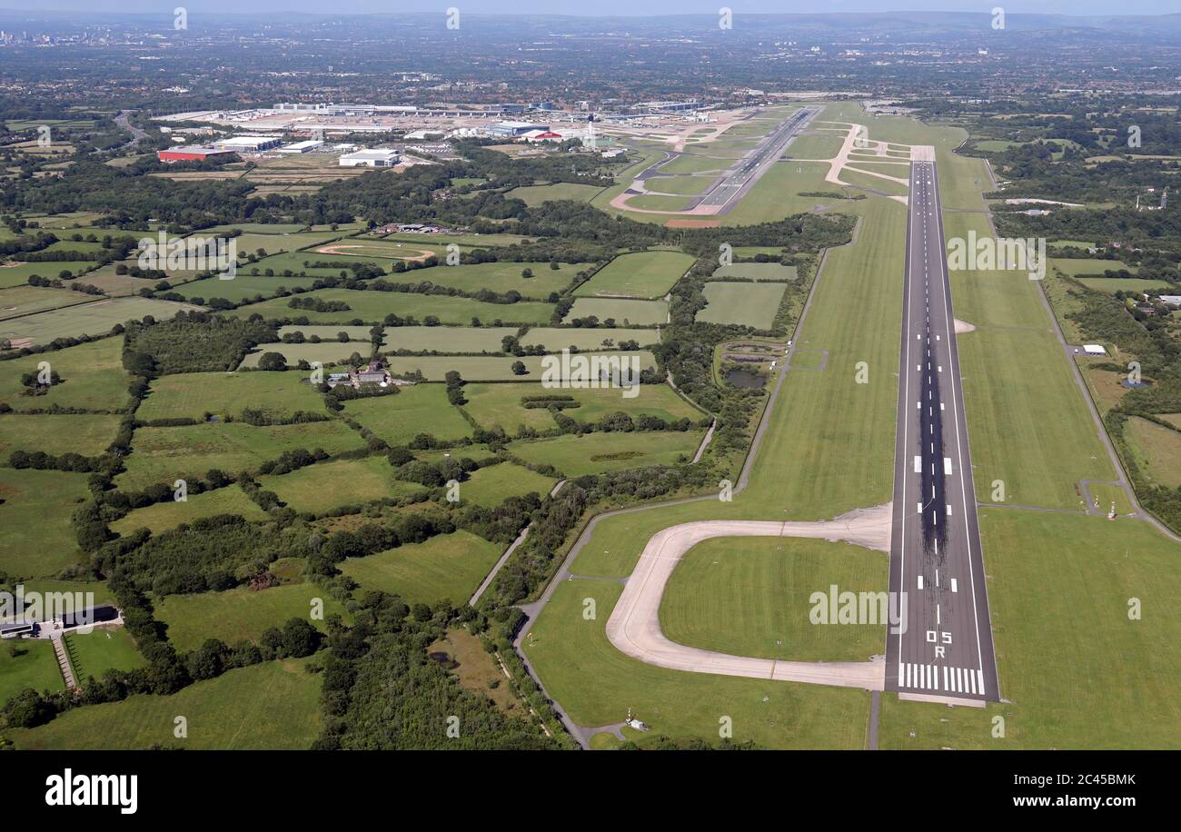 Luftaufnahme der Start- und Landebahnen am Flughafen Manchester während der Covid-19-Sperre Stockfoto