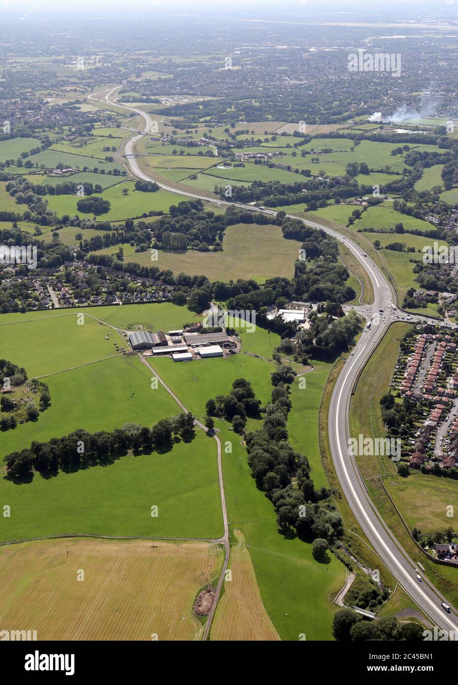 Luftaufnahme der Manchester Airport Relief Road und Eastern Link Road A555, von der Kreuzung mit der A523 in Poynton Stockfoto