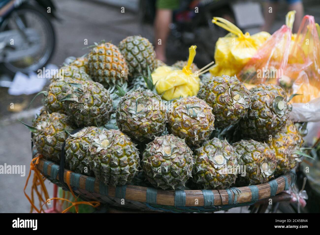 Frische Ananas auf einem Push-Bike-Stand in Vietnam Stockfoto