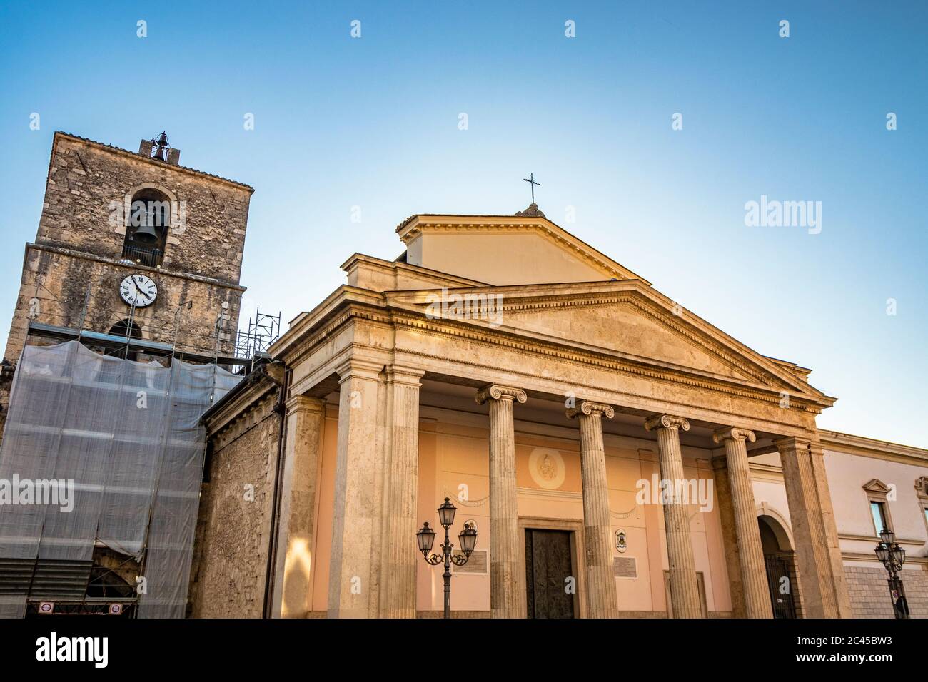 Die Kathedrale von San Pietro Apostolo in Isernia. Die Fassade mit