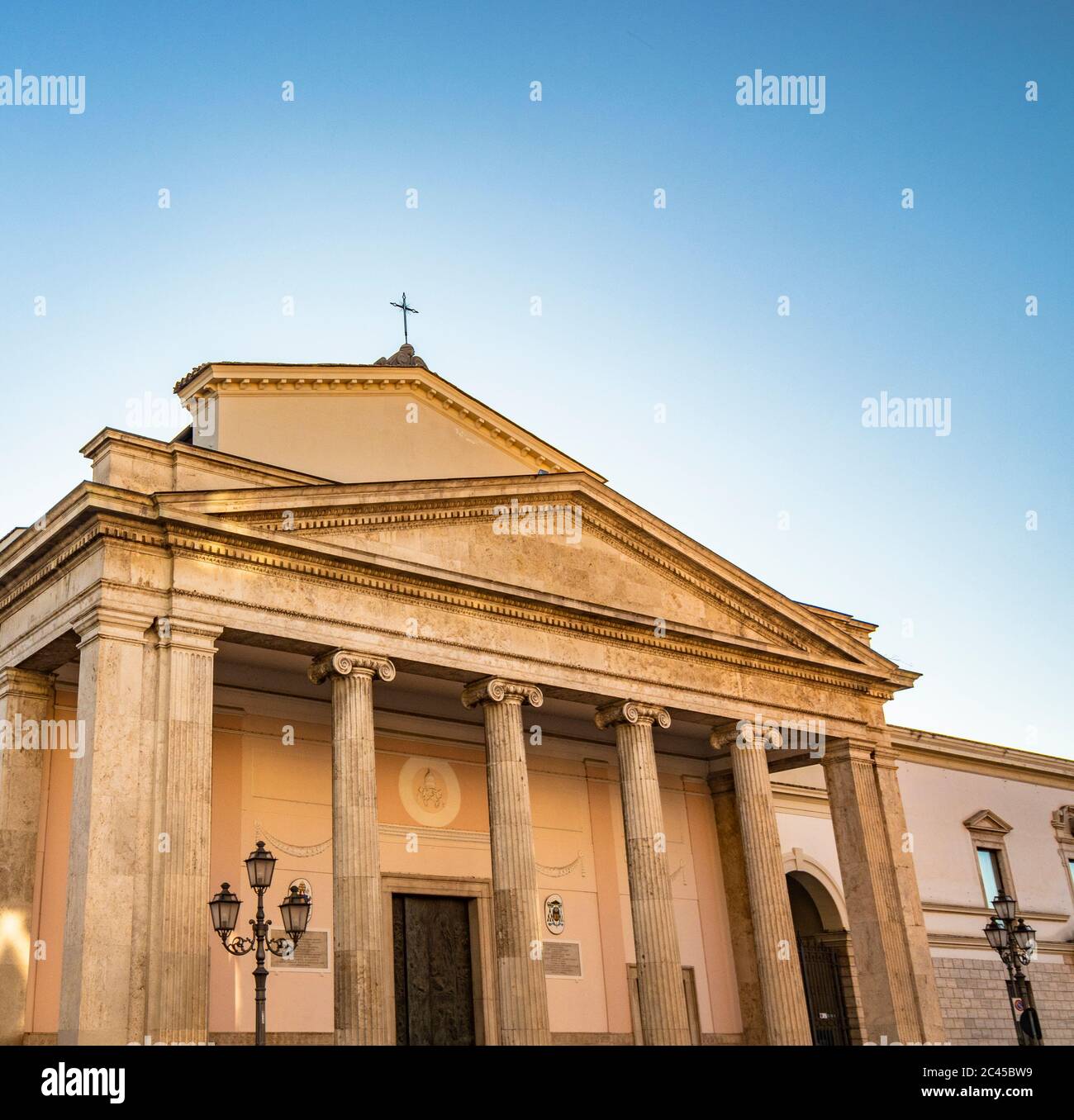 Die Kathedrale von San Pietro Apostolo in Isernia. Die Fassade mit