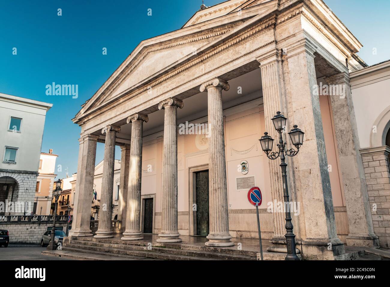 27. Oktober 2019 - Isernia, Molise, Italien - die Kathedrale von San Pietro Apostolo. Die Fassade mit einem großen dreieckigen Tympanon in Travertin, unterstützt Stockfoto