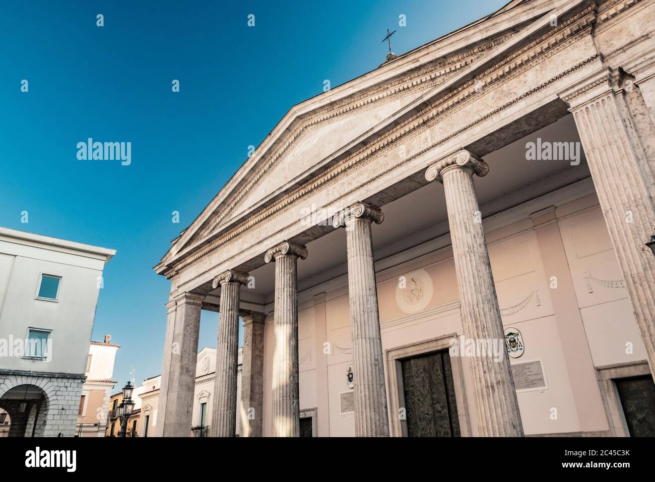 Die Kathedrale von San Pietro Apostolo in Isernia. Die Fassade mit