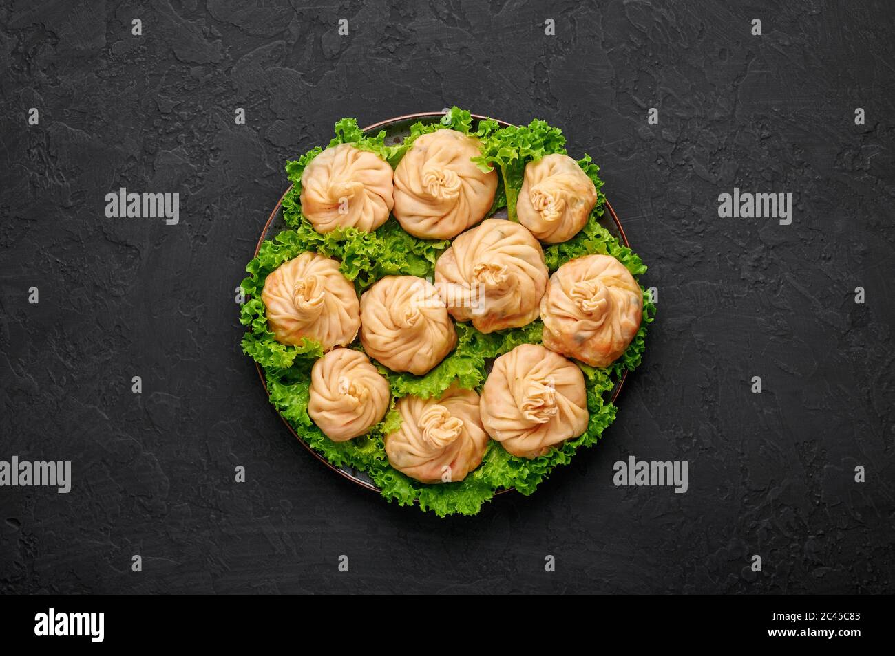 Veg Momos auf schwarzer Schieferplatte. Momos ist das beliebte Gericht der indischen, tibetischen, chinesischen Küche. Asiatische Küche. Vegetarisches Menü. Draufsicht Stockfoto