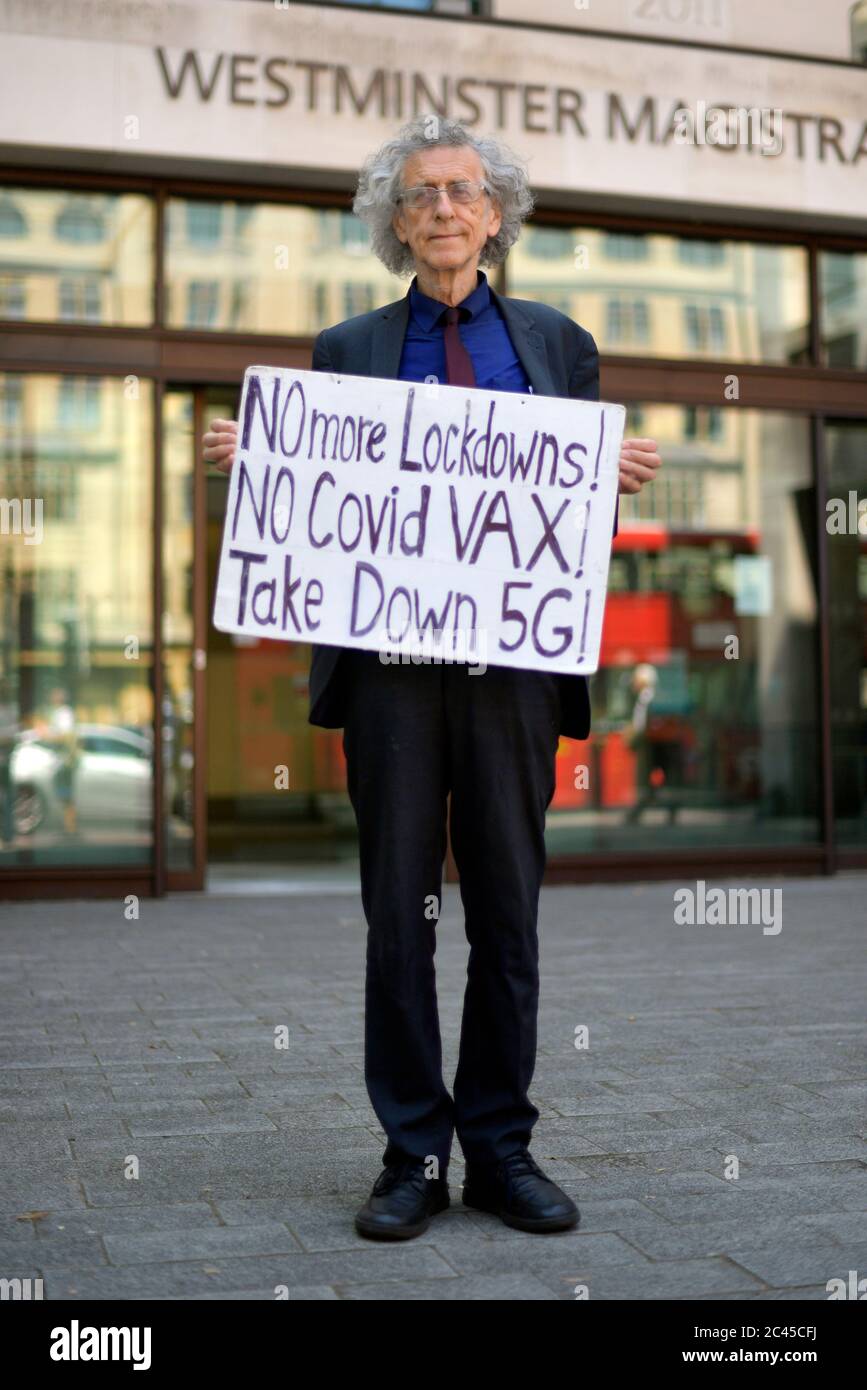 Piers Corbyn, der Bruder des ehemaligen Labour-Parteiführers Jeremy Corbyn, kommt in Westminster Magistrate, London, wo er wegen Verstoßes gegen die Sperrregeln angeklagt wird. Stockfoto