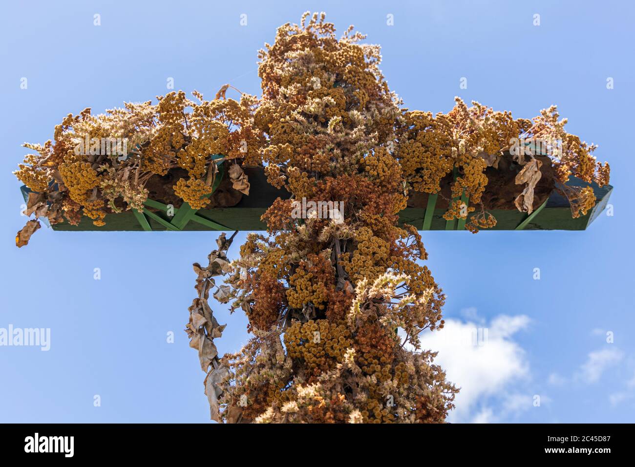Kreuz, Kruzifix mit getrockneten toten Blumen von den Maifeierlichkeiten von Dia de La cruz, Tag des Kreuzes, in Santiago del Teide, Teneriffa, Kanarische Inseln Stockfoto
