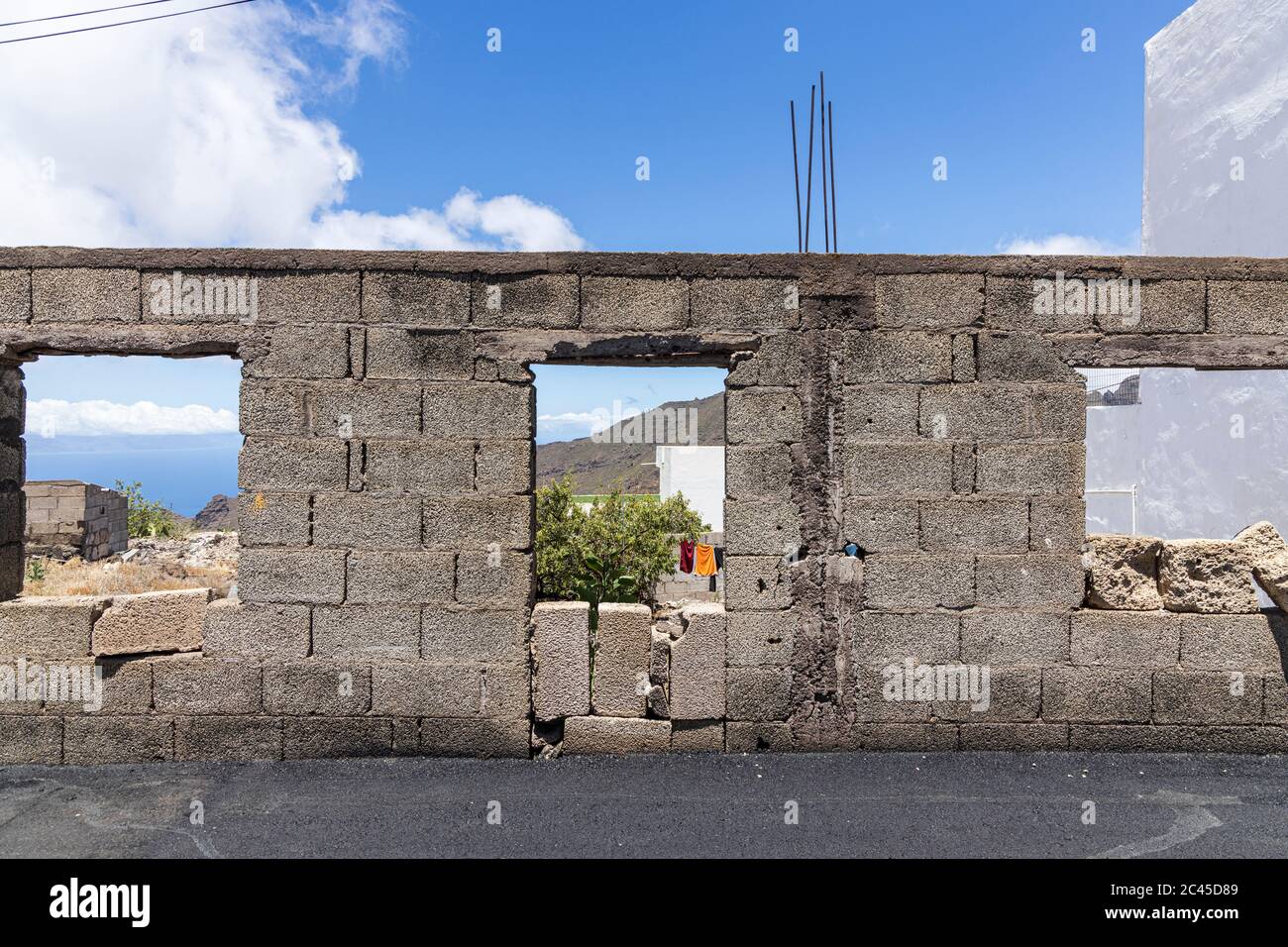 Unfertige Hauswand mit offenen Räumen verlassen, wo Türen und Fenster gehen würde in Las Manchas, Santiago del Teide, Teneriffa, Kanarische Inseln, Spanien Stockfoto