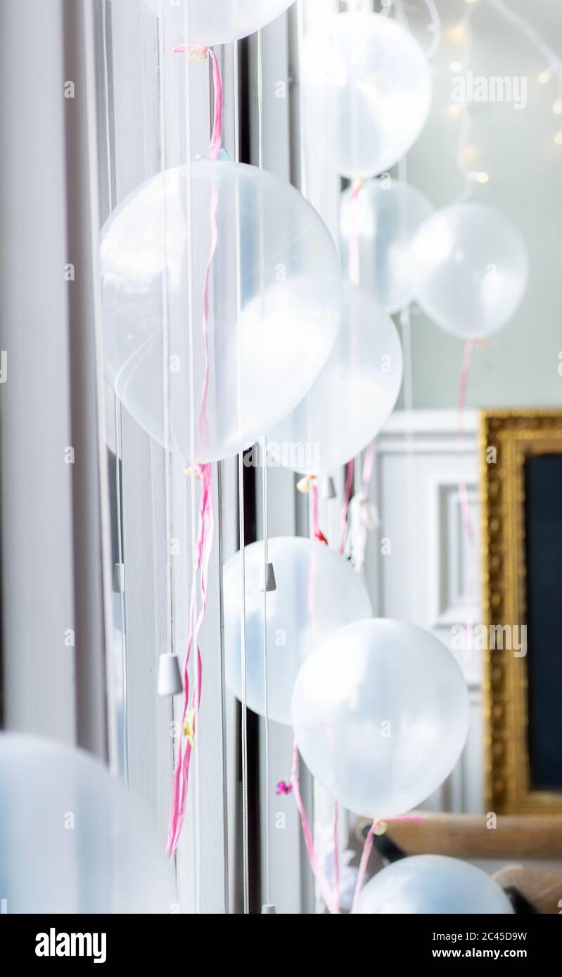 Dekorative weiße Hochzeitsballons bei einer Hochzeit Stockfoto