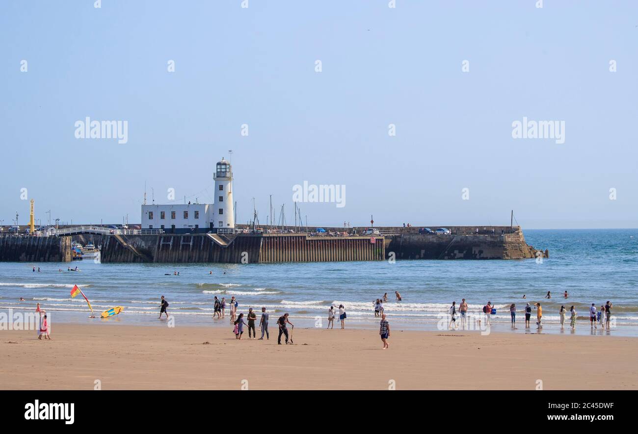 Die Menschen genießen das sonnige Wetter in Scarborough, da Großbritannien für eine Juni-Hitzewelle vorbereitet ist, mit Temperaturen, die diese Woche bis in die Mitte der 30er Jahre steigen werden. Stockfoto