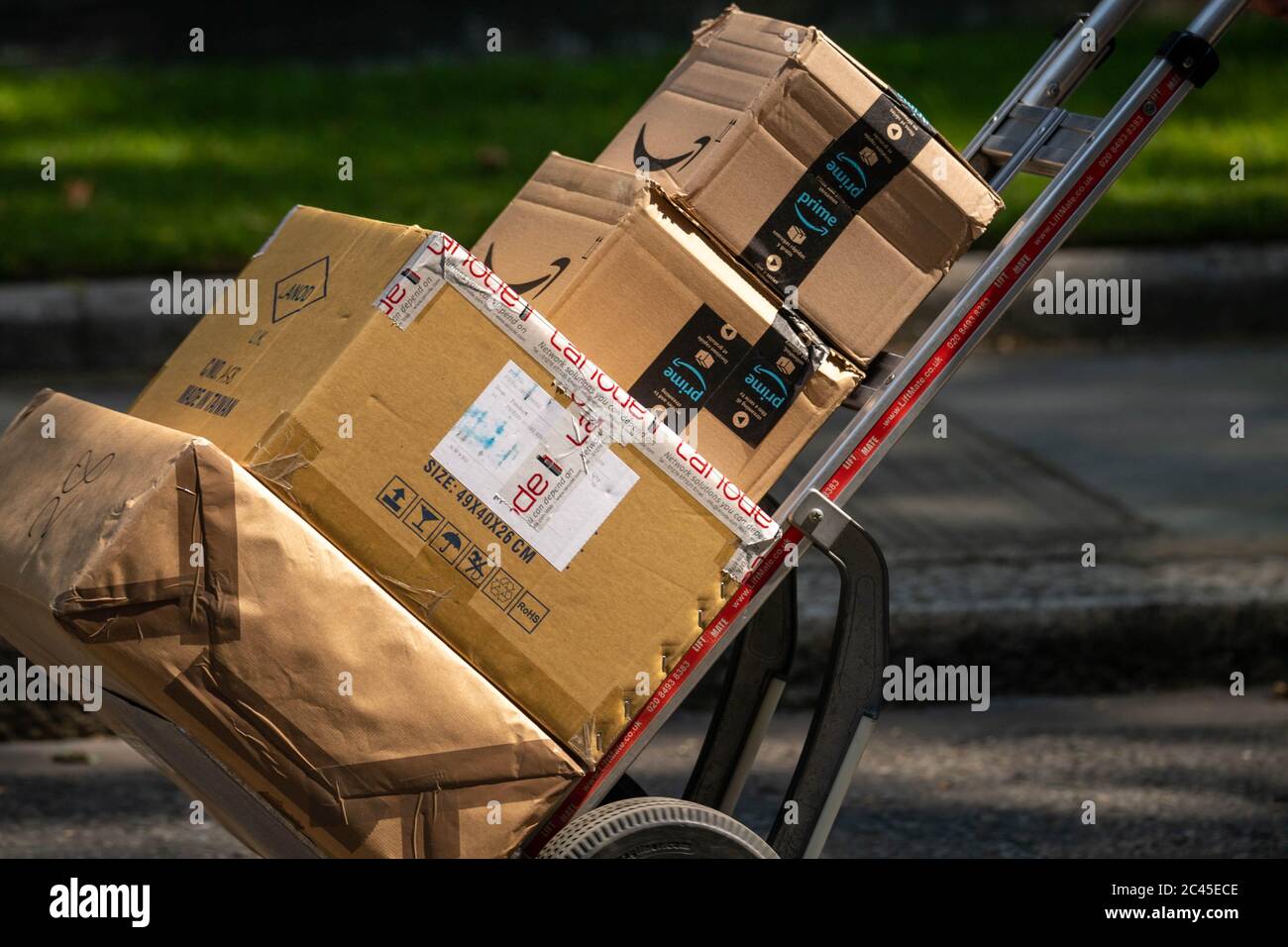 London, Großbritannien. Juni 2020. Amazon Lieferung an 10 Downing Street London Kredit: Ian Davidson/Alamy Live News Stockfoto