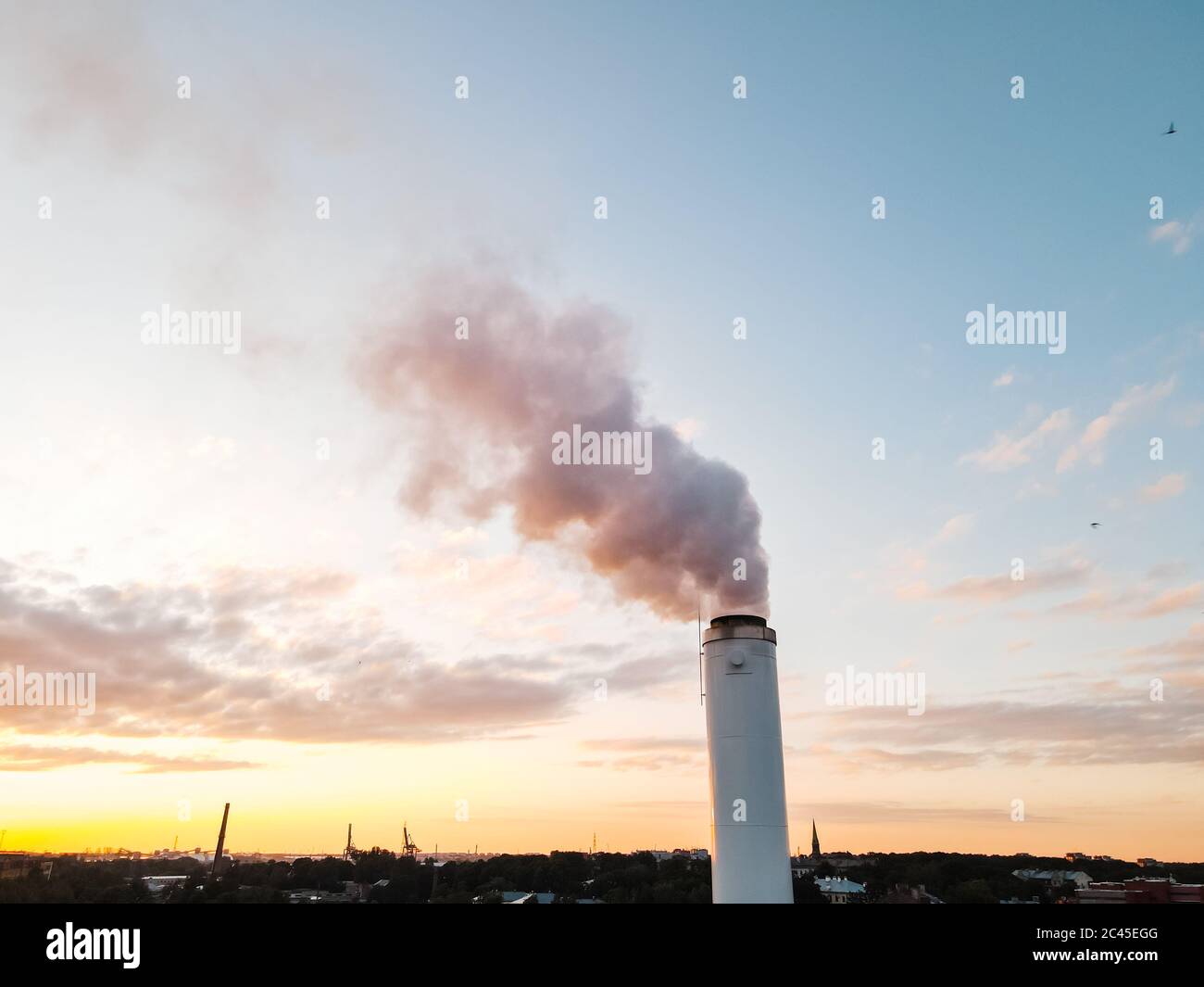 Umweltverschmutzung Konzept: Große weiße Rohr emittiert eine Menge Rauch verursacht Treibhauseffekt im Zentrum der Stadt Stockfoto