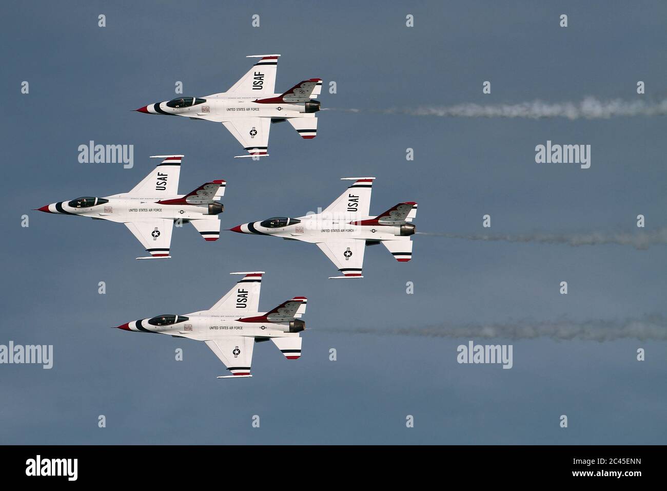 JESOLO, ITALIEN - JUNI 12: US Air Force Thunderbirds Kunstflugteam tritt auf der Airshow in Jesolo am 12. Juni 2011 in Jesolo, Italien, auf Stockfoto