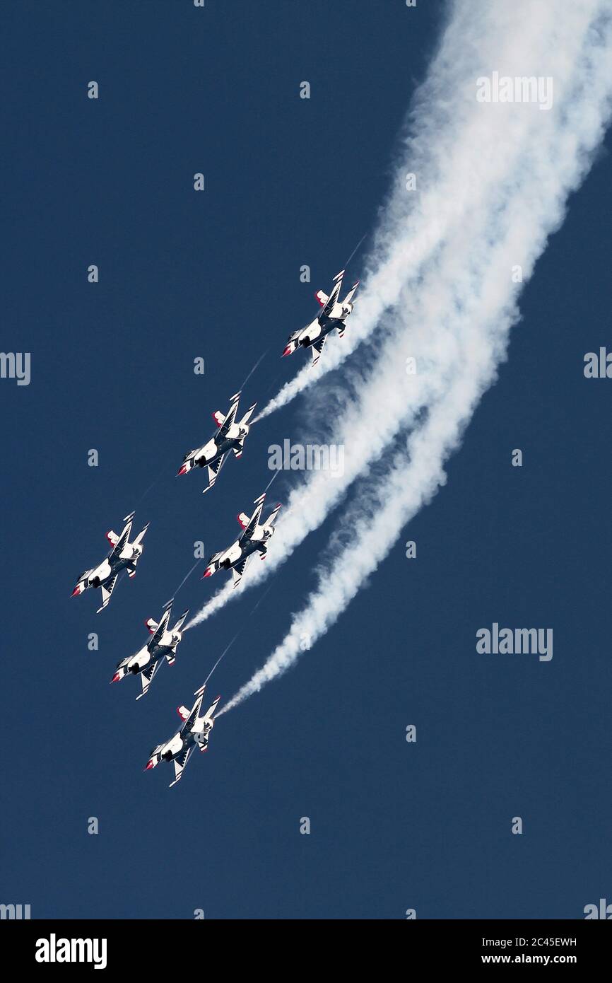 JESOLO, ITALIEN - JUNI 12: US Air Force Thunderbirds Kunstflugteam tritt auf der Airshow in Jesolo am 12. Juni 2011 in Jesolo, Italien, auf Stockfoto