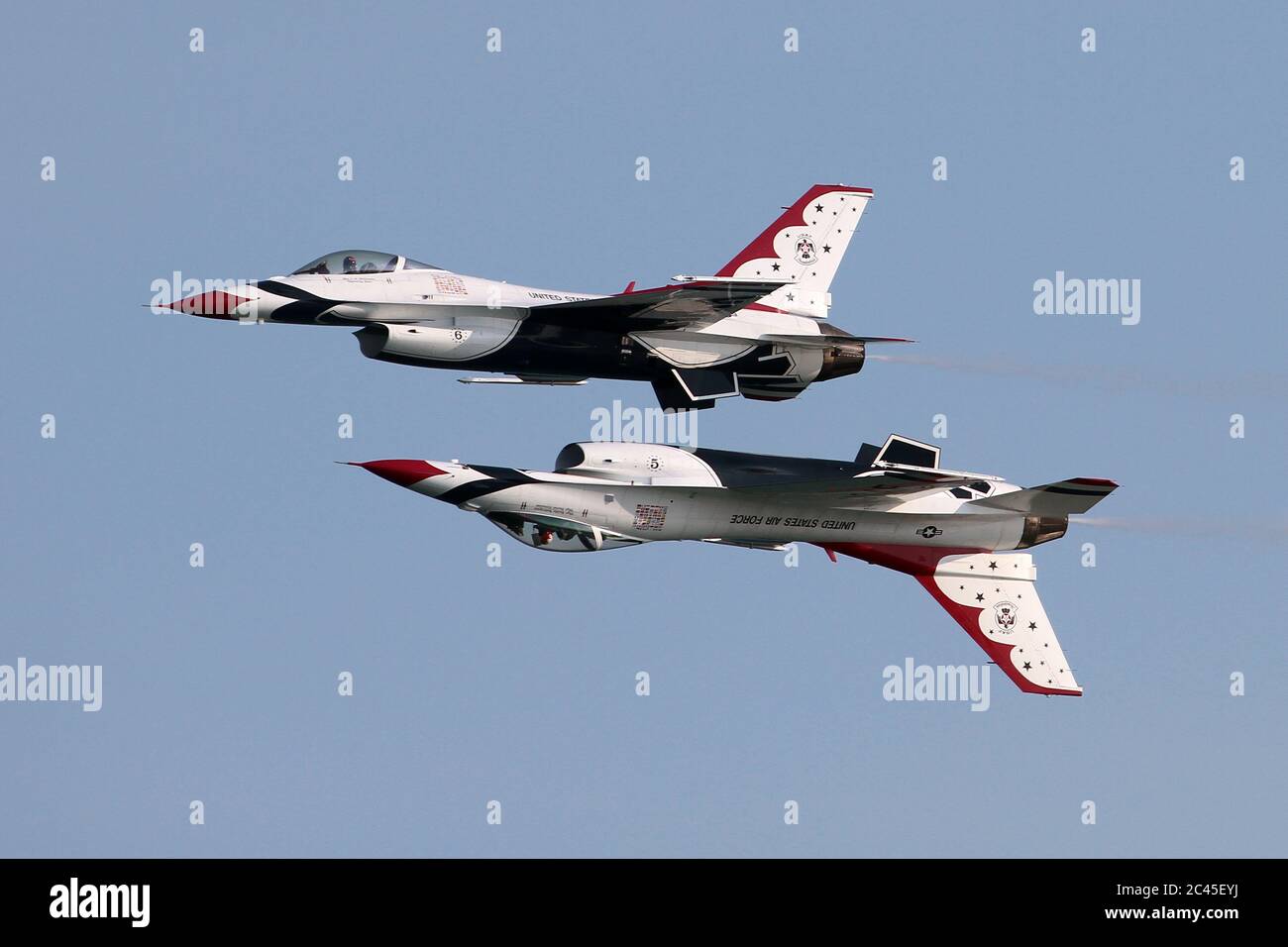 JESOLO, ITALIEN - JUNI 12: US Air Force Thunderbirds Kunstflugteam tritt auf der Airshow in Jesolo am 12. Juni 2011 in Jesolo, Italien, auf Stockfoto