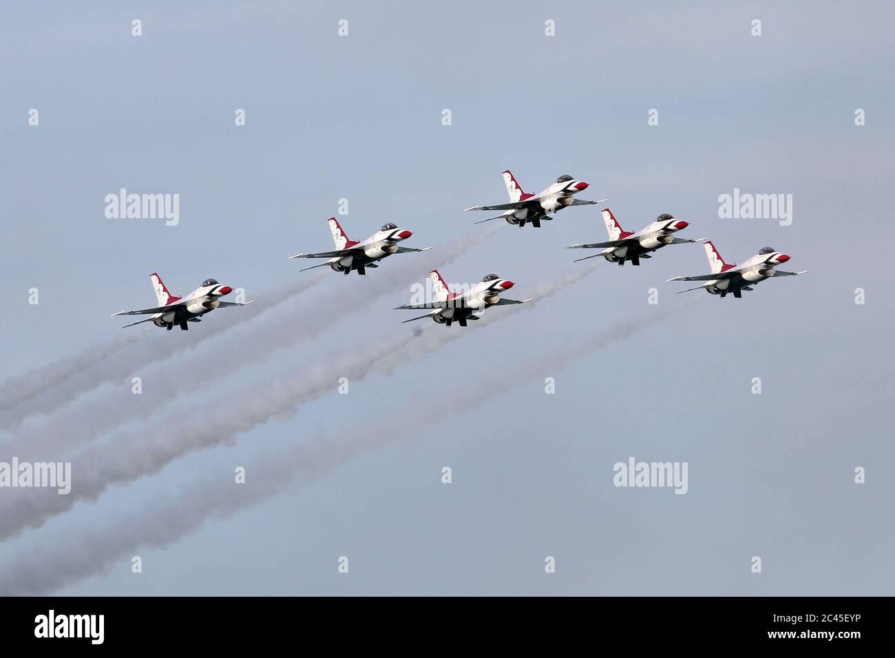 JESOLO, ITALIEN - JUNI 12: US Air Force Thunderbirds Kunstflugteam tritt auf der Airshow in Jesolo am 12. Juni 2011 in Jesolo, Italien, auf Stockfoto
