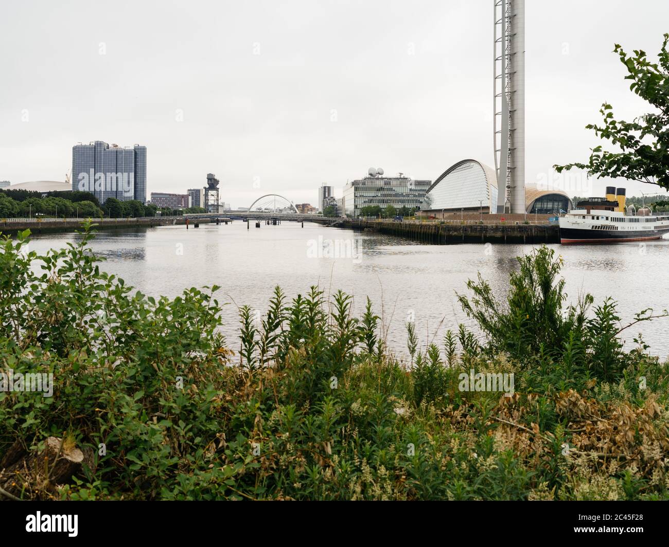 Alternative Sicht auf Glasgow von den grasenden Docks, die Queen Mary, Finnieston Crane, Science Center, Tower und das Crowne Plaza Hotel veranschaulichen. Stockfoto