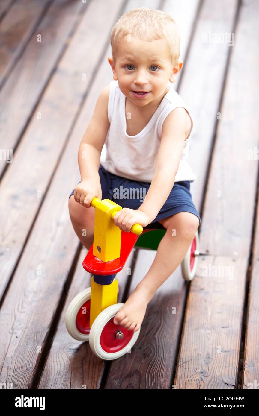 Kleinkind reitet ein Dreirad Stockfoto