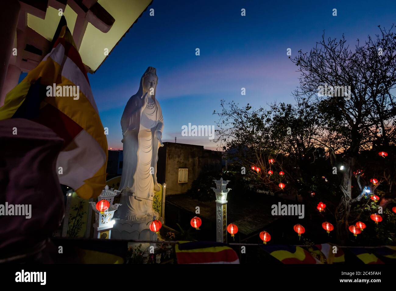 Schöne Architektur von Quang Duc buddhistische Pagode bei Nacht, La Gi Vietnam Stockfoto