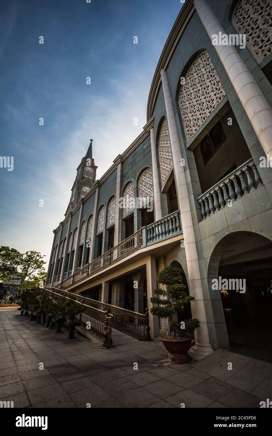 Schöne Architektur der katholischen Kirche Kathedrale der Diözese in Ba Ria, Vietnam. Wahrzeichen mit blauem Himmel. Stockfoto