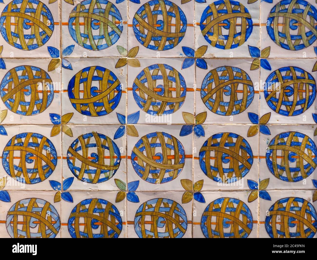 Fragment der Gebäudewand mit keramischen Wandfliesen Azulejo close up.Traditional portugiesische Architektur. Abstrakt dekorativer Hintergrund, verziertes Muster Stockfoto