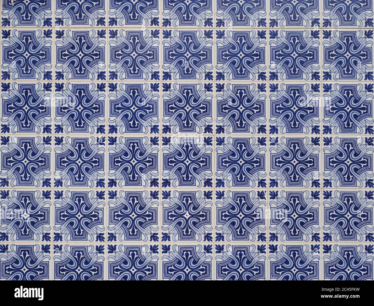Fragment der Gebäudewand mit keramischen Wandfliesen Azulejo close up.Traditional portugiesische Architektur. Abstrakt dekorativer Hintergrund, verziertes Muster Stockfoto
