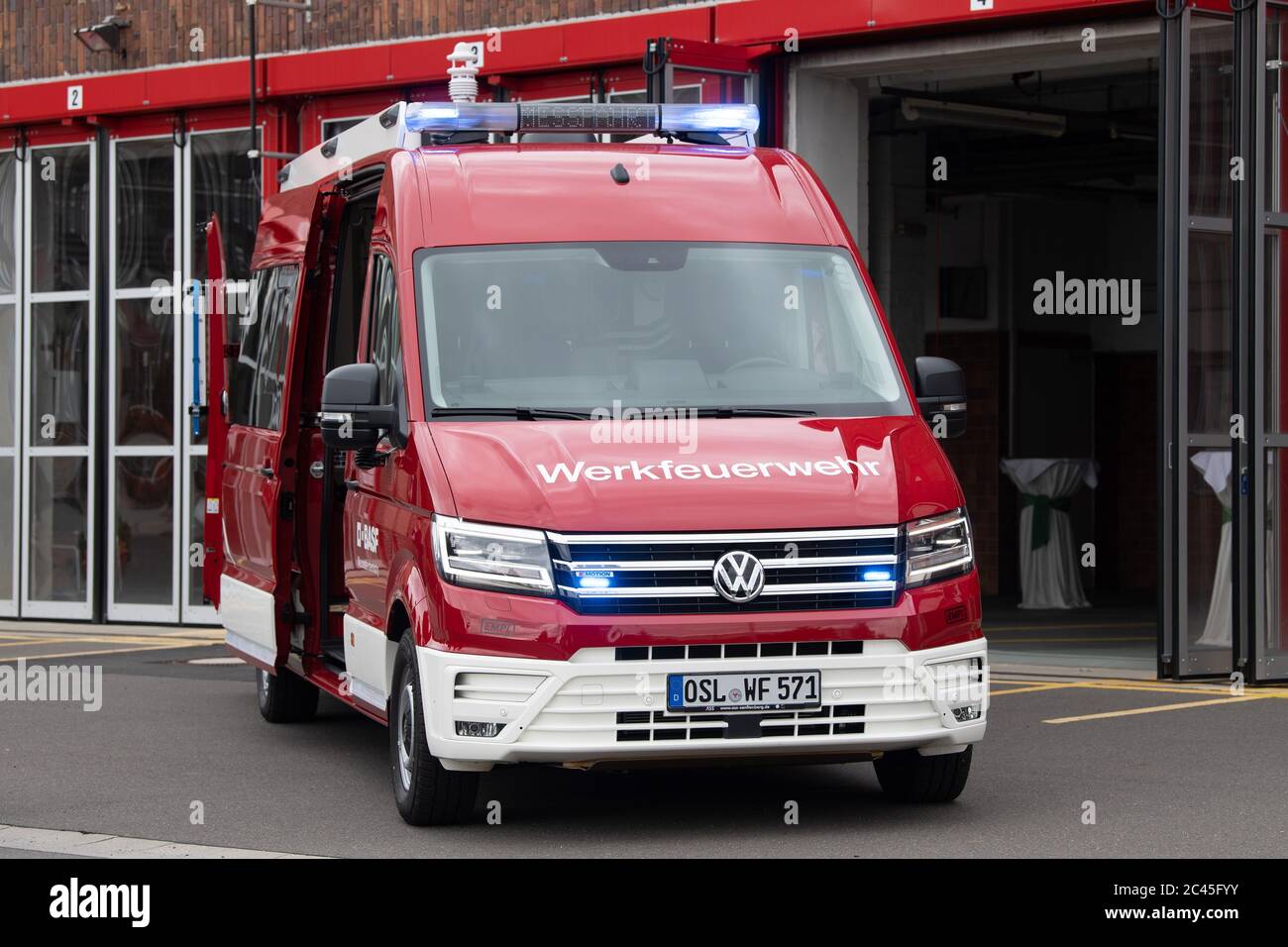 Schwarzheide, Deutschland. Juni 2020. Vor der Feuerwache auf dem Gelände der BASF Schwarzheide GmbH steht ein Umweltüberwachungsfahrzeug der Werkfeuerwehr. Am selben Tag besuchte Brandenburgs Ministerpräsident Woidke das Unternehmen und informierte sich über den aktuellen Stand verschiedener Investitionsprojekte. Quelle: Sebastian Kahnert/dpa-Zentralbild/dpa/Alamy Live News Stockfoto