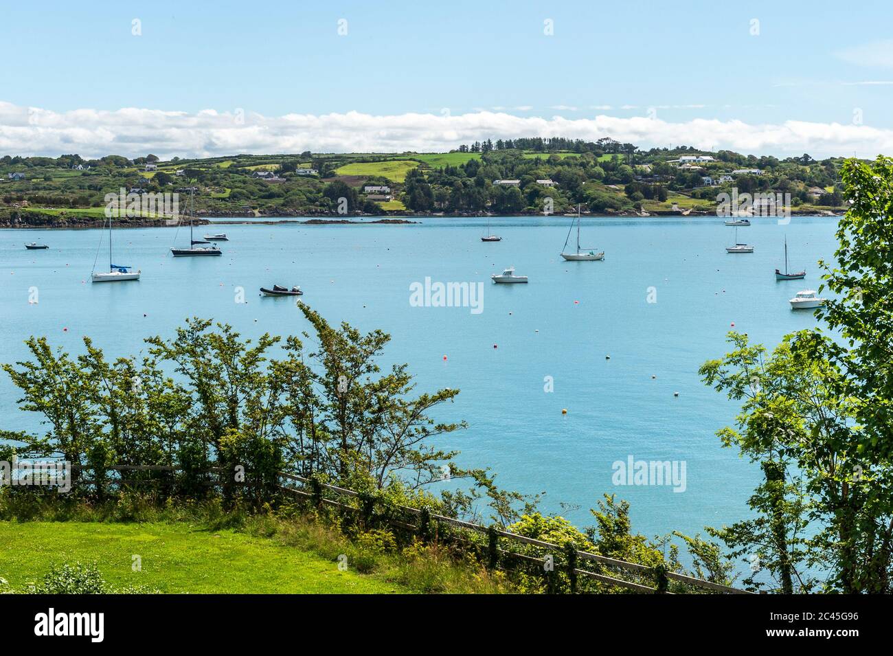 Schull, West Cork, Irland. Juni 2020. Schull sonnt sich heute in Sonnenschein, nach einem Tag voller Regen gestern. Schull Harbour füllt sich langsam mit neu erstarkten Booten nach Entspannung der Covid-19 Einschränkungen. Quelle: AG News/Alamy Live News Stockfoto