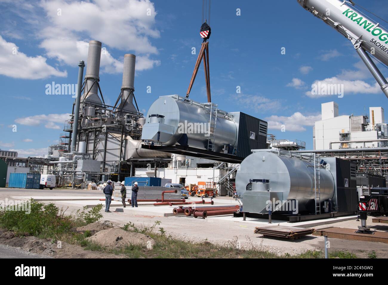 Schwarzheide, Deutschland. Juni 2020. Anlässlich des Besuchs von Brandenburgs Ministerpräsident Woidke wird auf dem Gelände der BASF Schwarzheide GmbH ein Kessel verladen. Bei seinem Besuch informierte sich Woidke über den aktuellen Stand verschiedener Investitionsprojekte des Unternehmens. Quelle: Sebastian Kahnert/dpa-Zentralbild/dpa/Alamy Live News Stockfoto