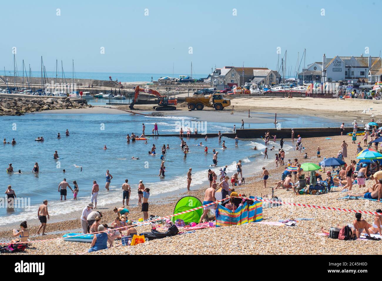 Lyme Regis, Dorset, Großbritannien. Juni 2020. Wetter in Großbritannien. Strandgänger strömen in den Badeort Lyme Regis, um die glühend heiße Sonne am heißesten Tag des Jahres zu genießen, nur um den Hauptstrand der Stadt für große Baggerarbeiten geschlossen zu finden. Unternehmen in der Stadt, die bereits große Verluste durch die Coronavirus-Sperre erleiden, könnte man verziehen, den Zeitpunkt der Arbeiten zu hinterfragen, die an einem herrlichen sonnigen Tag stattfinden, gerade als die Stadt Besucher willkommen heißt zurück Credit: Celia McMahon/Alamy Live News Stockfoto