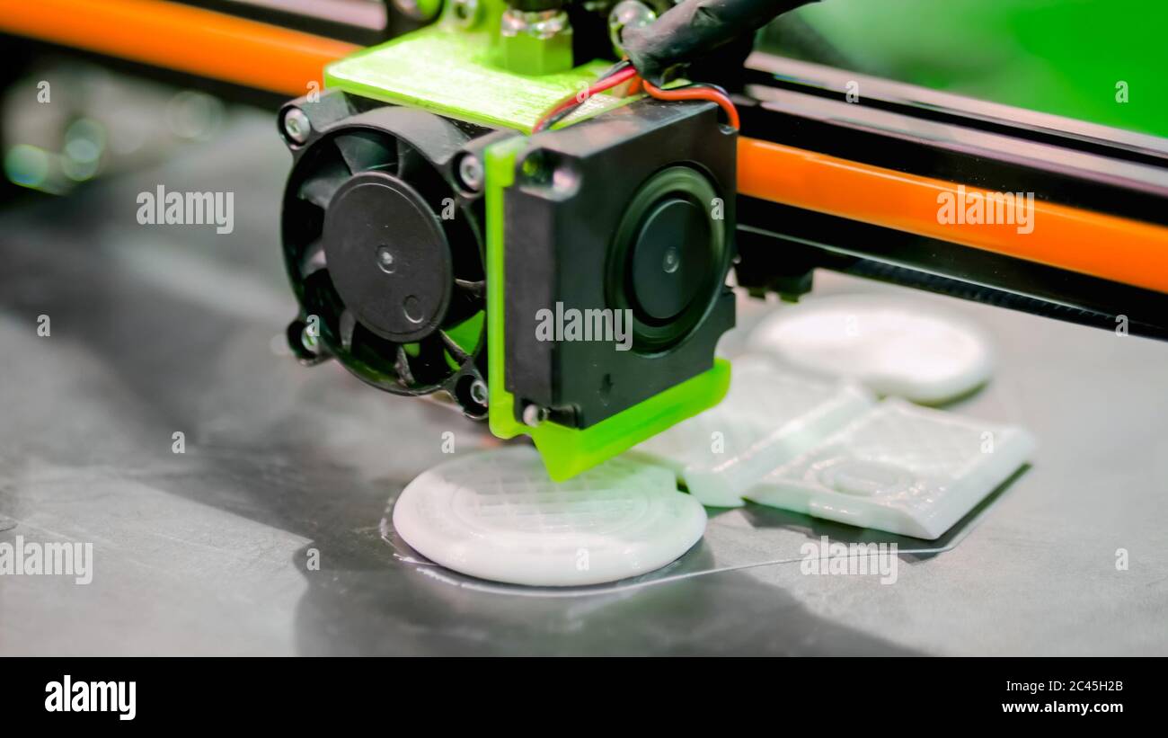 Dreidimensionaler Drucker während der Arbeit auf der 3d Science Technology Ausstellung. 3D-Druck, additive Technologien, Engineering und Prototyping-Industrie Stockfoto