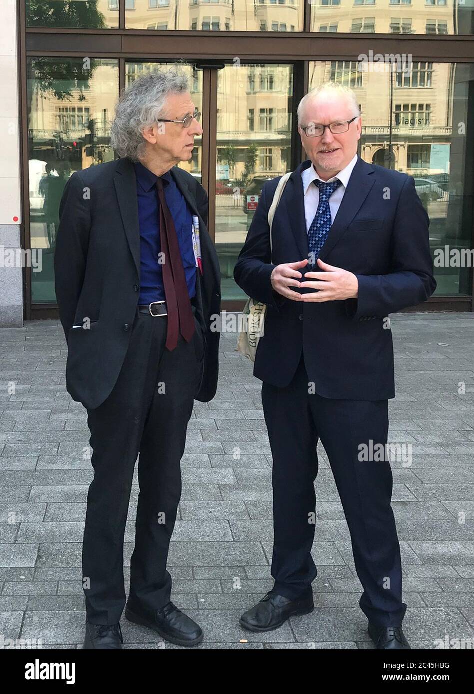 Piers Corbyn (links), der Bruder des ehemaligen Labour-Parteiführers Jeremy Corbyn, und sein Anwalt Richard Parry bei den Londoner Richtern von Westminster, wo er wegen Verstoßes gegen die Sperrregeln angeklagt wird. Stockfoto
