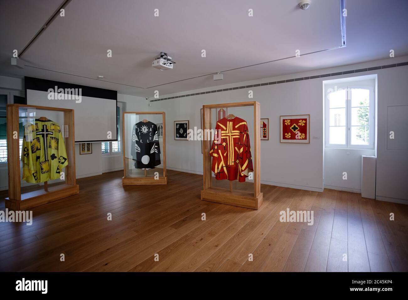 Vence, Frankreich. Chasubles, religiöse Kleider von Henry Matisse im 1. Stock der Rosenkranzkapelle. Stockfoto